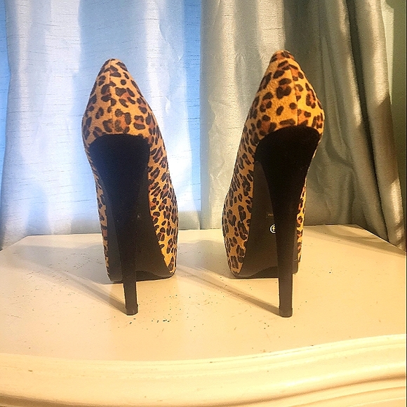 Leopard print open toe heel. - Picture 3 of 4